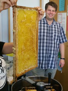 Städtisches Münchenkolleg: Der Schulgarten mit seinen Bienenvölkern hat geliefert: es gibt neuen Honig!