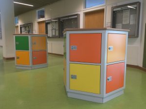 Städtisches Münchenkolleg: Gebäude: Inneres: Schließfächer für Schüler als Besprechungstische im Hexagon