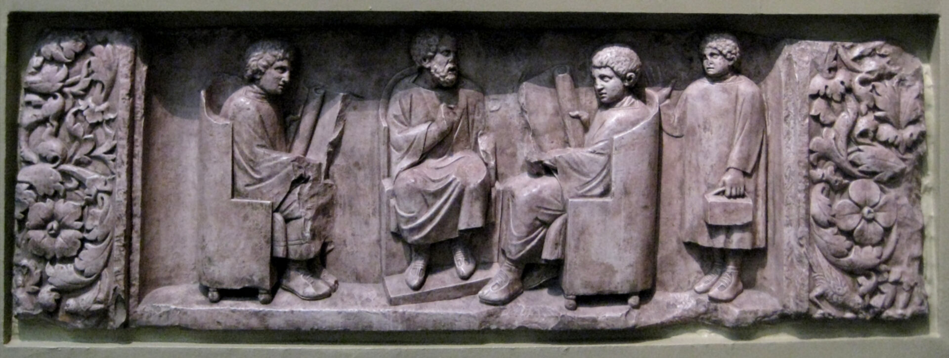 Abguss eines Reliefs mit Schulszene von einem römischen Grabdenkmal. Um 180 bis 185 nach Christus, Fundort Neumagen, heute: Rheinisches Landesmuseum Trier