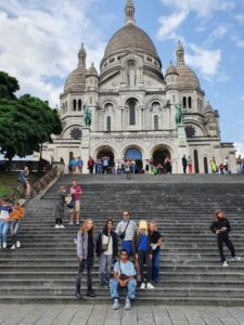 Städtisches Müchenkolleg: Die TeilnehmerInnen der Studienfahrt Paris 2021 vor der Kirche Sacre Cœur