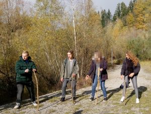 Hier sehen Sie Schülerinnen und Schüler des Münchenkollegs bei einem Spiel am Walderelbnistag