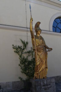Städtisches Münchenkolleg Philosophiekurs unmittelbar unter der Athena-Statue im Innenhof der Glyptothek