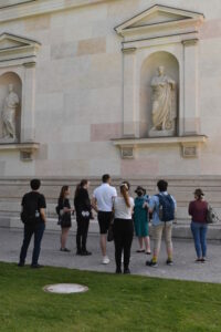 Städtisches Münchenkolleg Philosophiekursteilnehmer vor der Demosthenes-Statue an der Außenwand der Glyptothek
