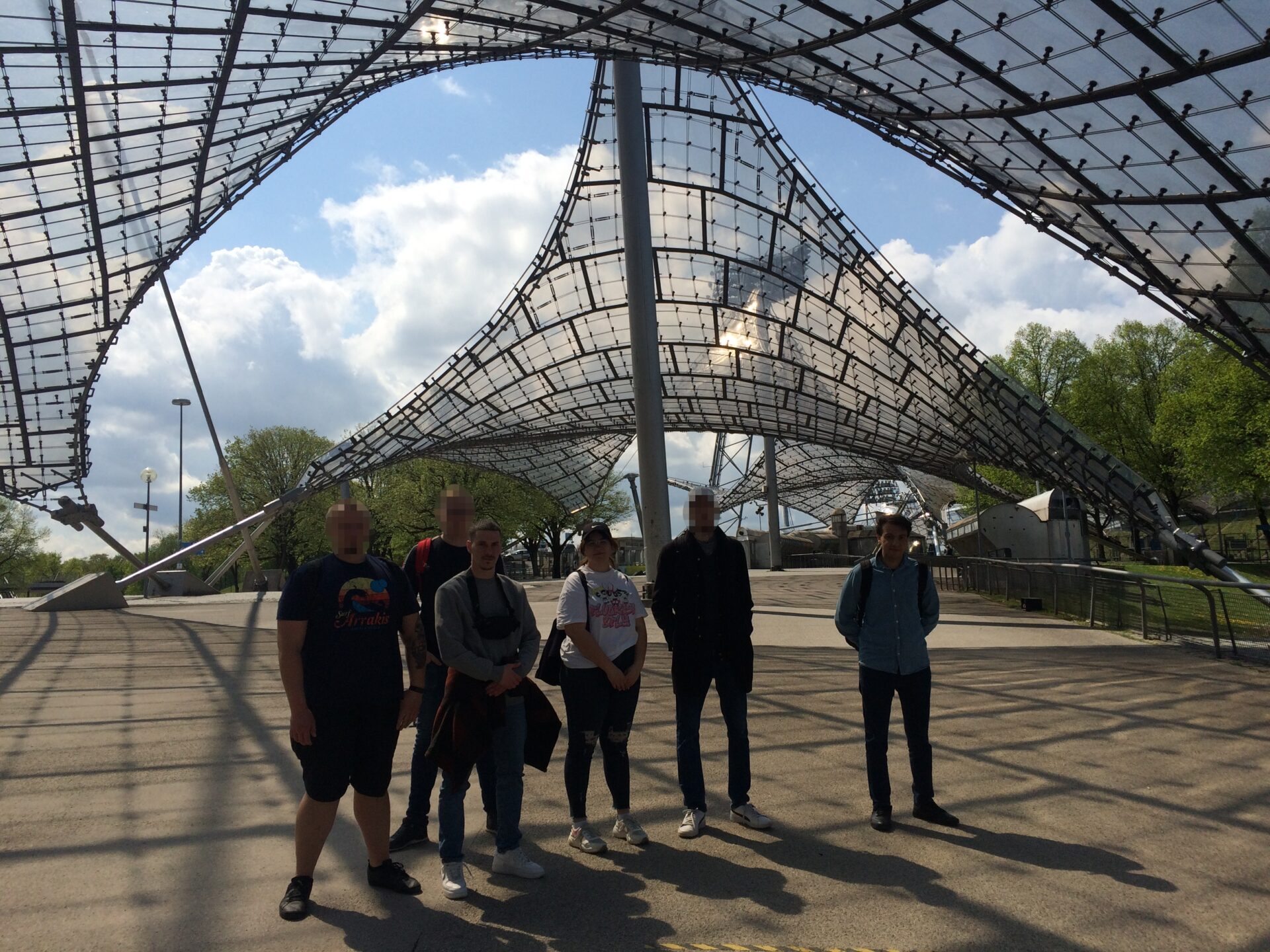 Im Olympiapark München posieren die Teilnehmer*innen des W-Seminars Internationale Sportgeschichte unter dem weltberühmten Zeltdach