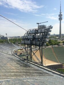 Zwei der berühmtesten Sehenswürdigkeiten im Olympiapark: das Dach und der Olympiaturm