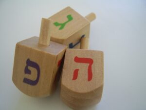 Drei Dreidel, auf dem die verschiedenen hebräischen Buchstaben zu sehen sind.