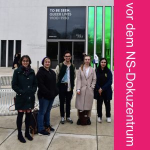 Schüler*innen des Münchenkollegs vor dem NS-Dokuzentrum