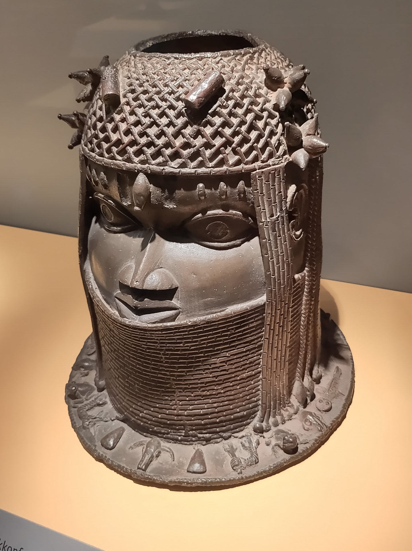 Messingkopf aus der Ausstellung zur kolonialen Vergangenheit im Museum Fünf Kontinente