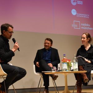 Podium bei der Veranstaltung des NS-Dokuzentrums zu fragilen Demokratien, besucht vom Münchenkolleg