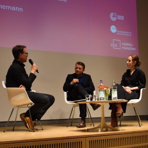 Podium mit Alice Boda und Prof. Dr. Philipp Lorenz-Speen bei der Veranstaltung des NS-Dokuzentrums zu fragilen Demokratien, besucht vom Münchenkolleg