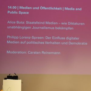 Die Präsentationsthemen bei der Veranstaltung des NS-Dokuzentrums zu fragilen Demokratien, besucht vom Münchenkolleg