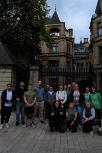 Gruppenbild der Studienfahrt Luxemburg vor dem Grand Palais Ducal in Luxemburg
