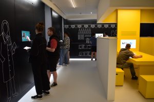 Schüler*innen des Münchenkollegs informieren sich beim EU-Planspiel in Luxemburg vor der Abstimmung